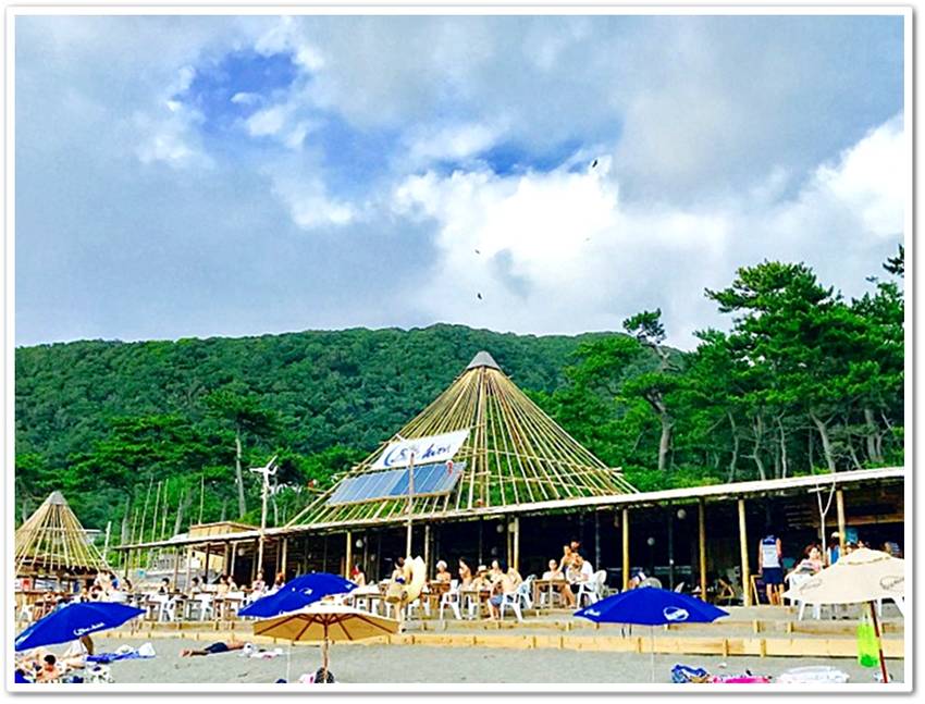 葉山一色海岸。葉山御用邸が左側...