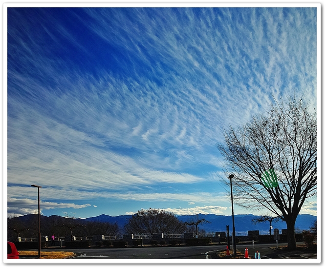 遠望する南アルプスの峰々に綿帽...