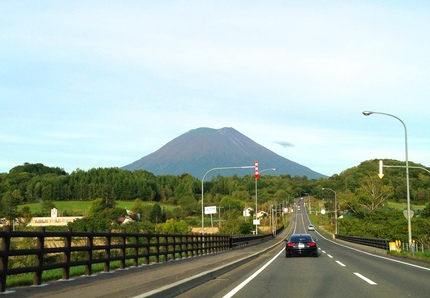 羊蹄山に向かって走る