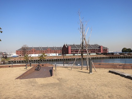 公園からの赤レンガ倉庫