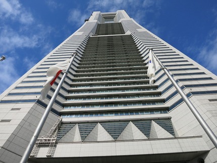 ランドマークタワーを見上げると...