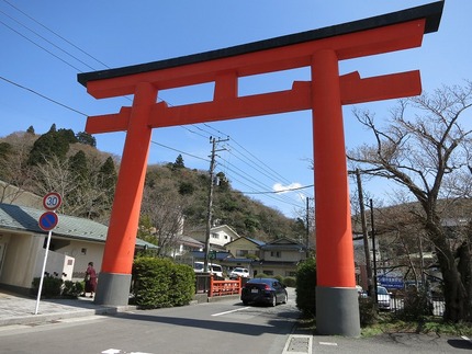 箱根・芦ノ湖にある大きな赤鳥居