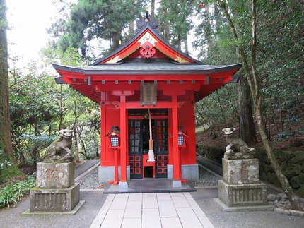 箱根神社参道階段横にある曽我神...