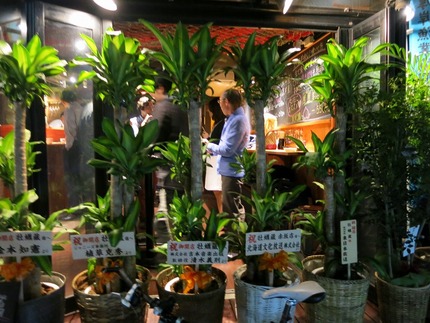 開店祝いのお花もたくさん置いて...