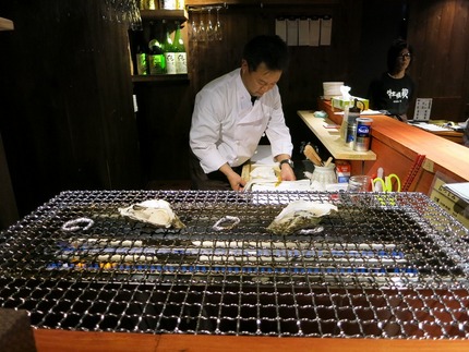 牡蠣を炭火で焼いています。