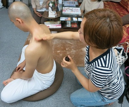 まずは体に優しいオイルを塗って...