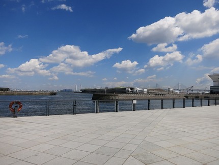 大桟橋、ベイブリッジ方面