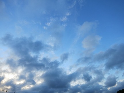 今日も黒い雨雲と白い積乱雲のコ...