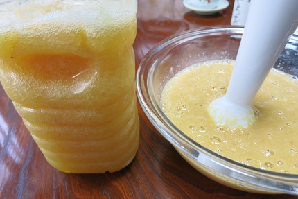 いまだに発酵を続けていて、凹ま...