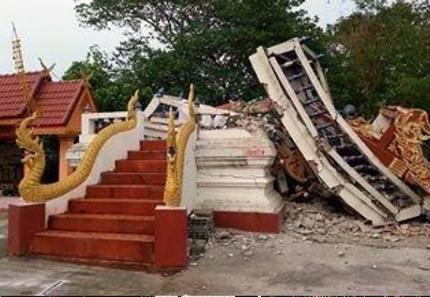 地震のためワット・ロムの鐘塔崩...