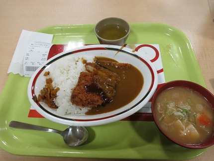 今日の学食はカツカレーに具だく...