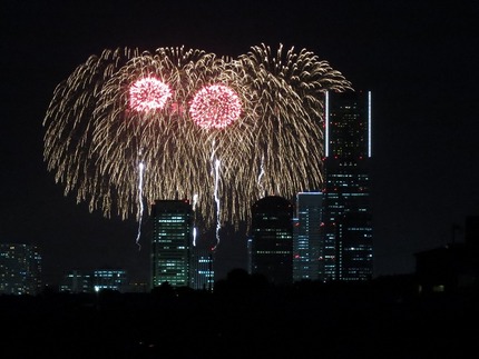 横浜の花火を家の近所で見た