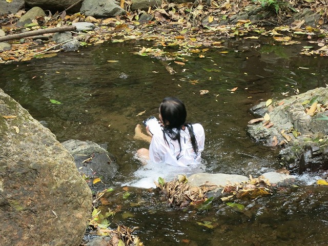 地元の娘さんが水浴びしていまし...