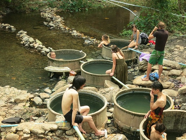 これが川ぞいの温泉