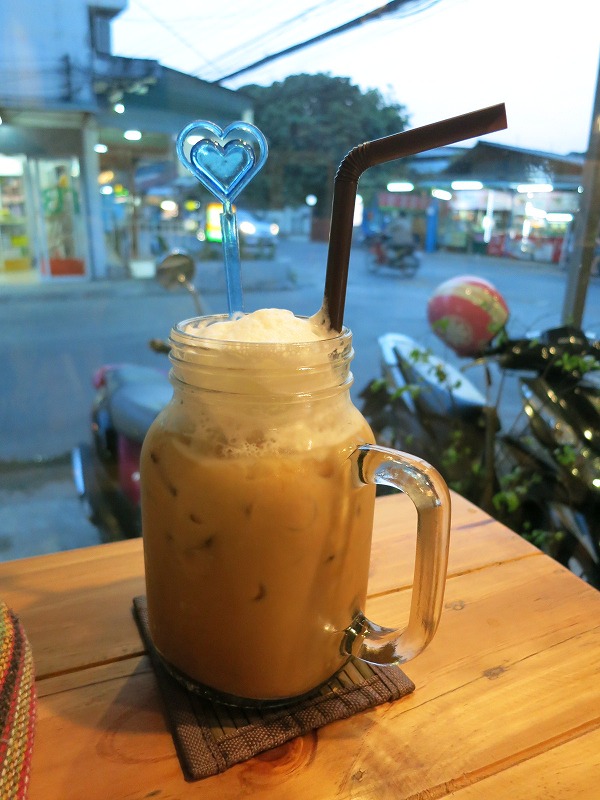昨日も飲んだタイコーヒー 一口...