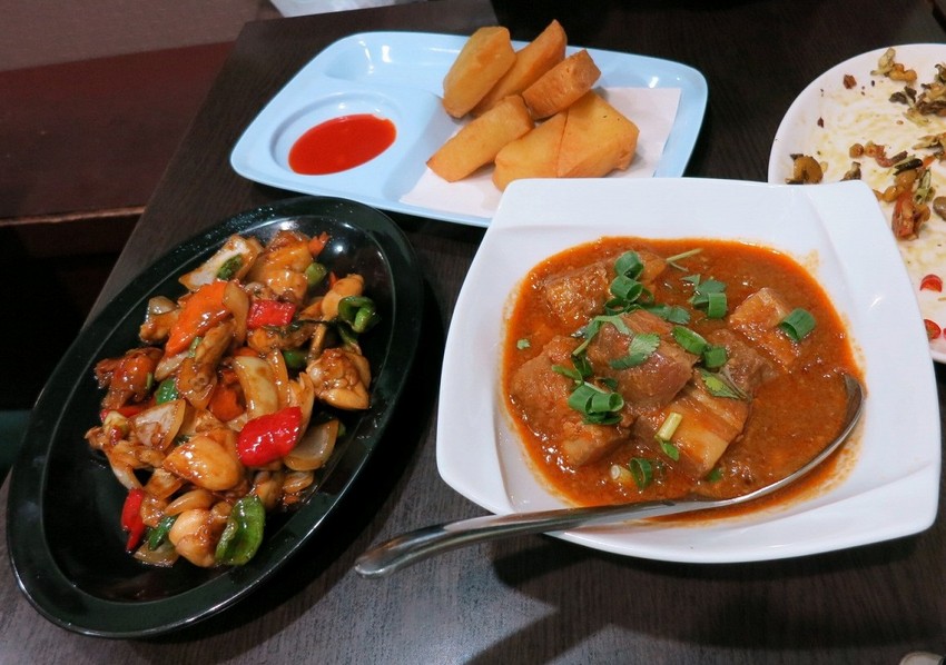 右手前が豚肉のカレー ですが、...