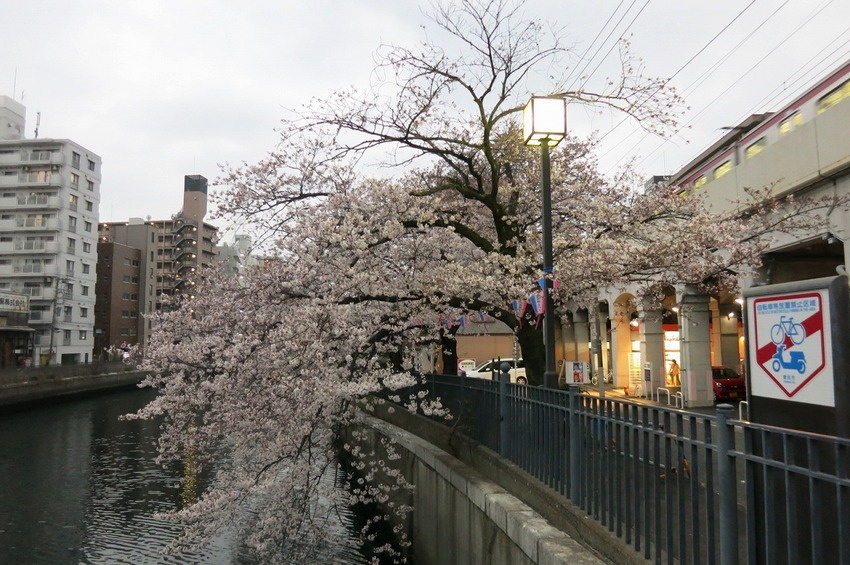 京浜急行が通っています。