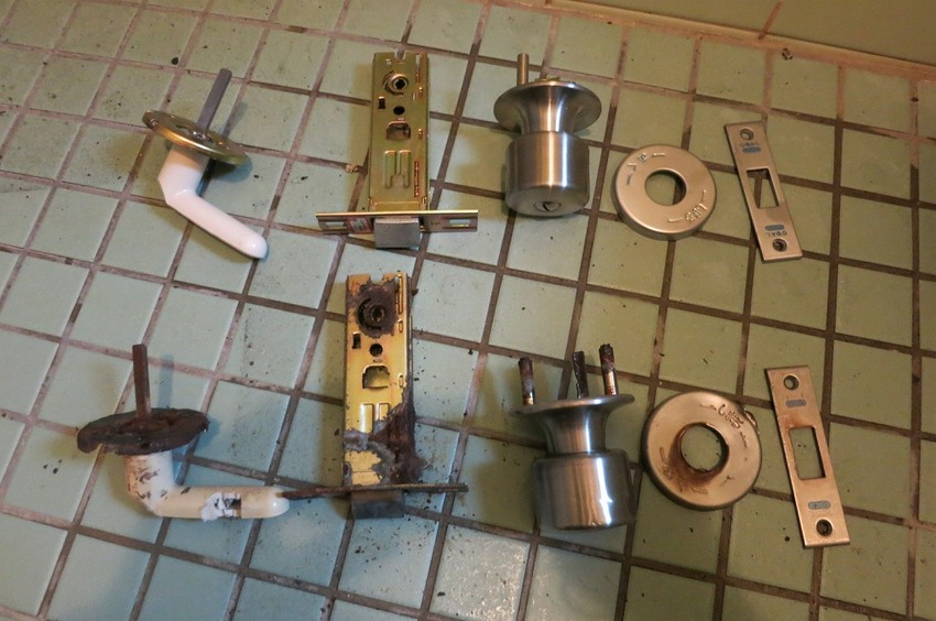 上が新品、下が長年使ってサビサ...