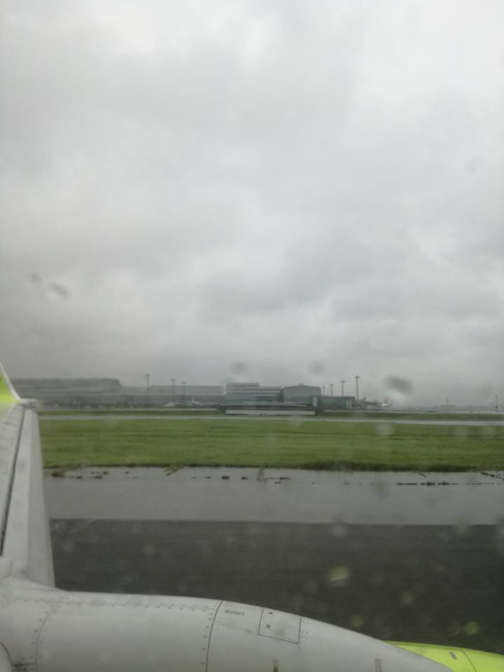 羽田は雨