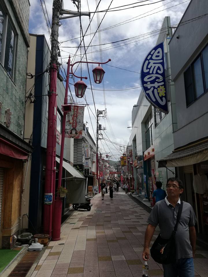すし屋さんはこの通りにあります...
