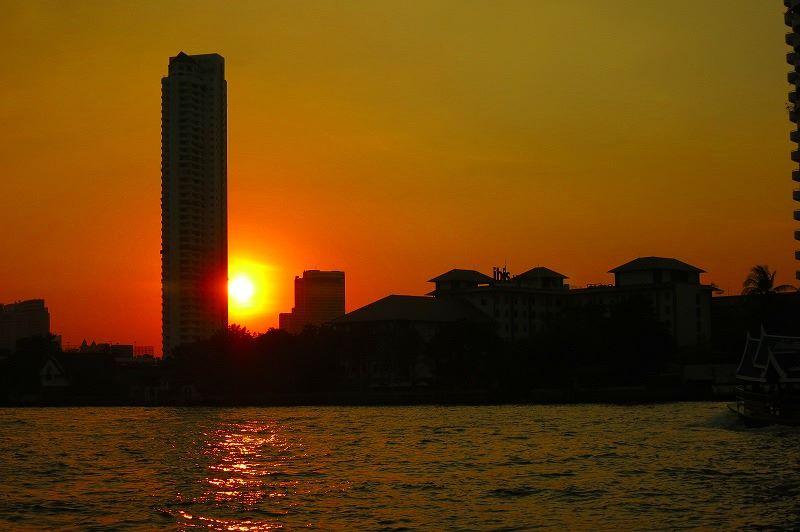 ボートに乗っていたら丁度夕暮れ...