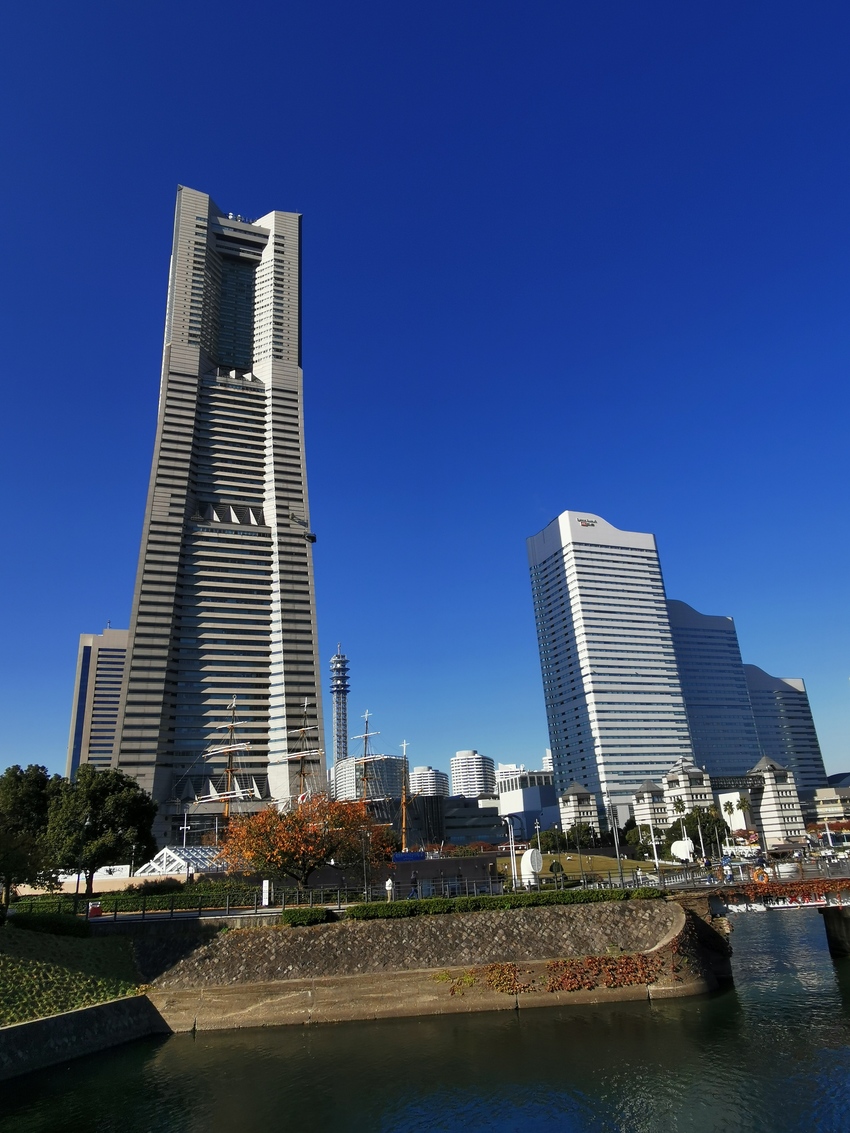 汽車道から日本丸とランドマーク...