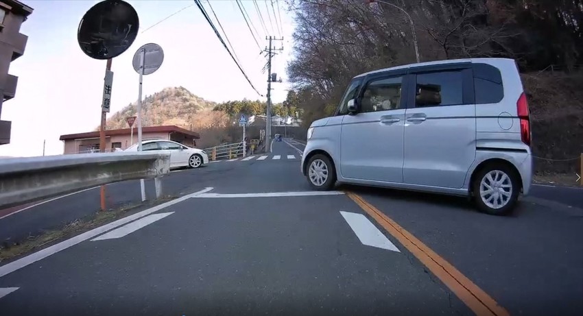 危うくこの車にぶつかる所でした...