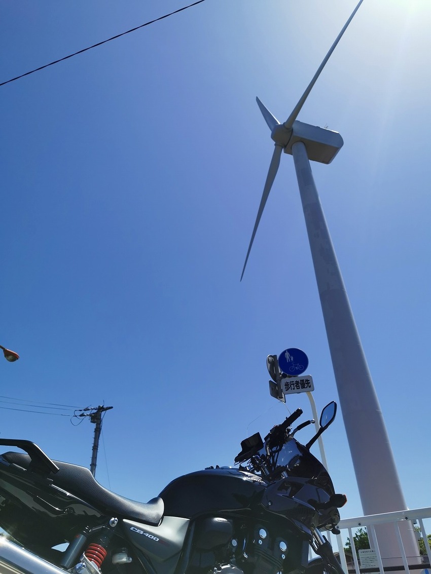 宮川公園駐車場から風力発電機を...