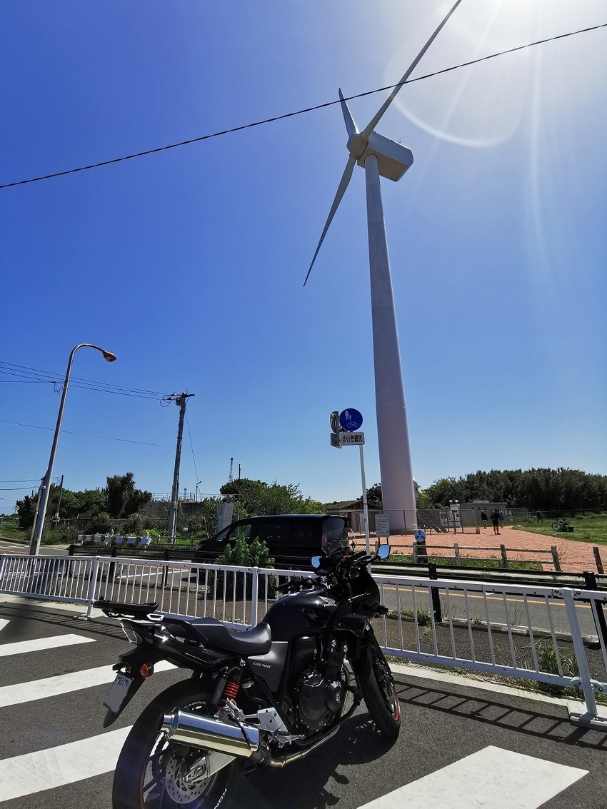 宮川公園駐車場から風力発電機を...