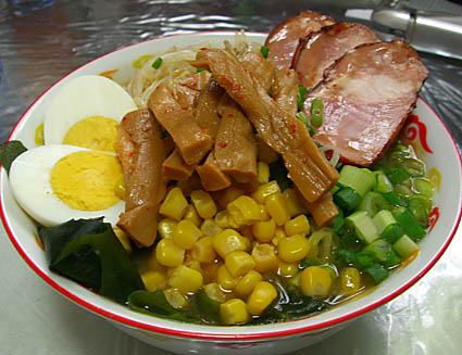 昼ご飯は久々に家ラーメン。