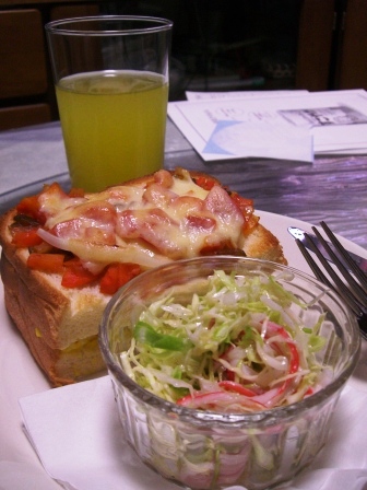 本日の夕食　サンドとピザを楽し...