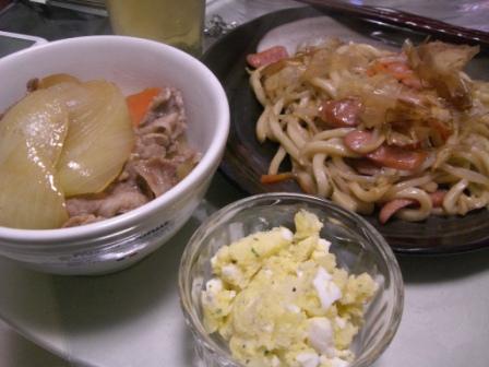 焼きウドンとポテトサラダと肉じ...