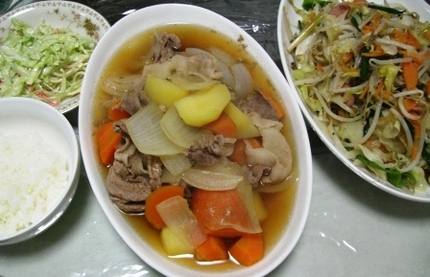 今日の夕飯。肉じゃがと野菜炒め...