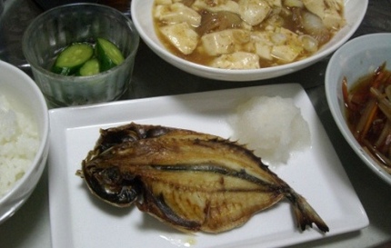 夕ご飯は和食に。アジの干物にす...