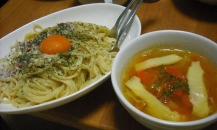 昨日の夕飯カルボナーラと適当な...