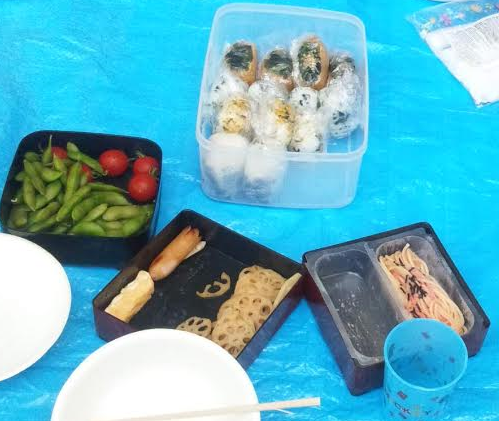 食べかけです。 おにぎり以外は...