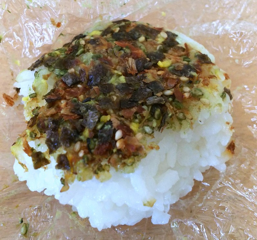 お昼ご飯。おにぎり。わさびふり...