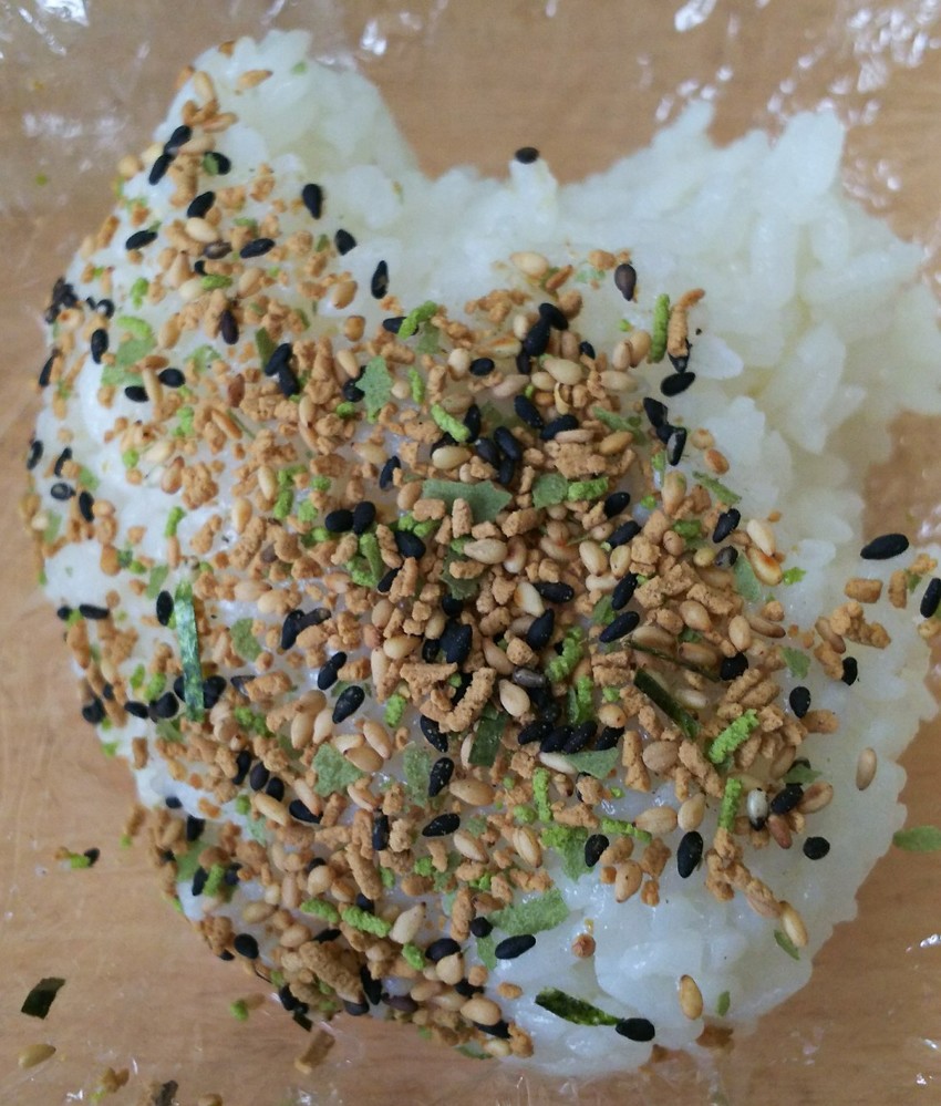 お昼は山椒ふりかけおにぎりとゴ...