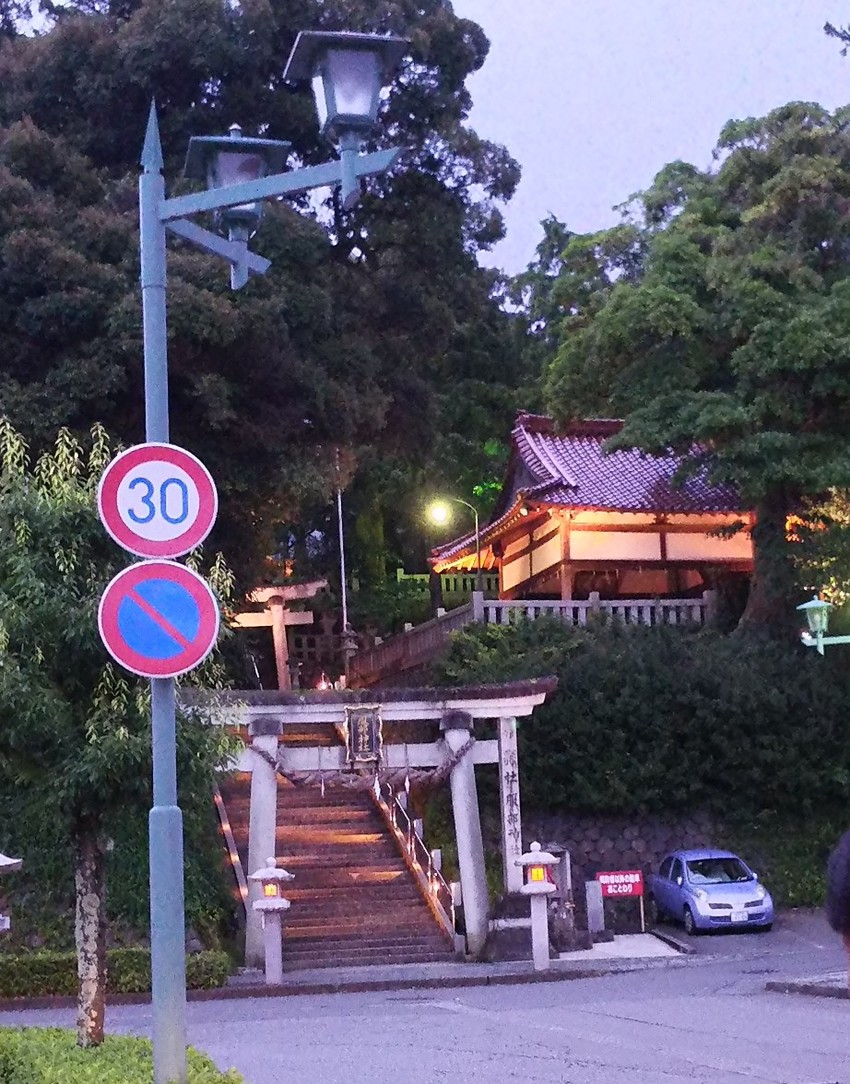 神社も美しくライトアップ 階段...