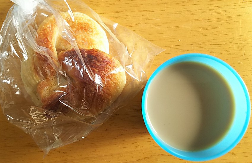 今日のごはん。朝ごはんパンとカ...