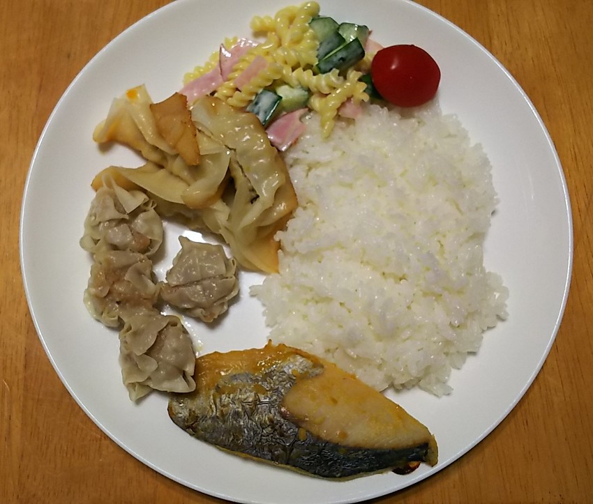 昨日の夕飯。餃子シュウマイ焼魚