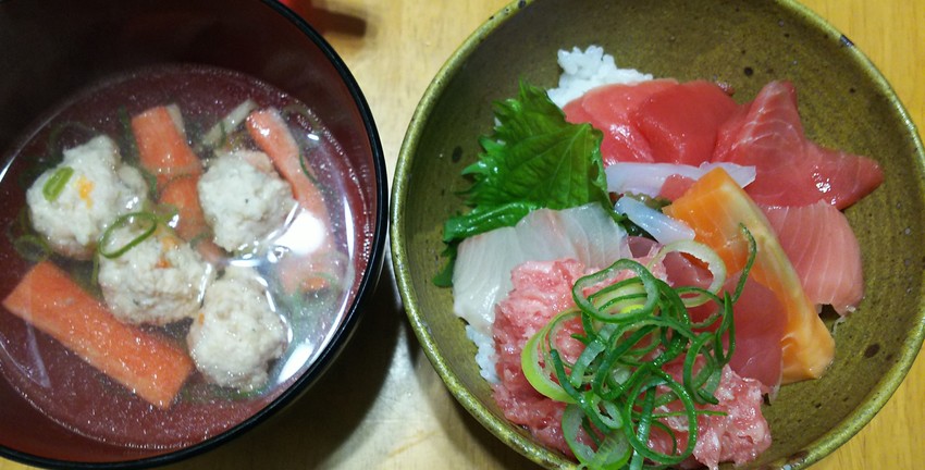 昨日の夕飯。海鮮丼と肉団子汁