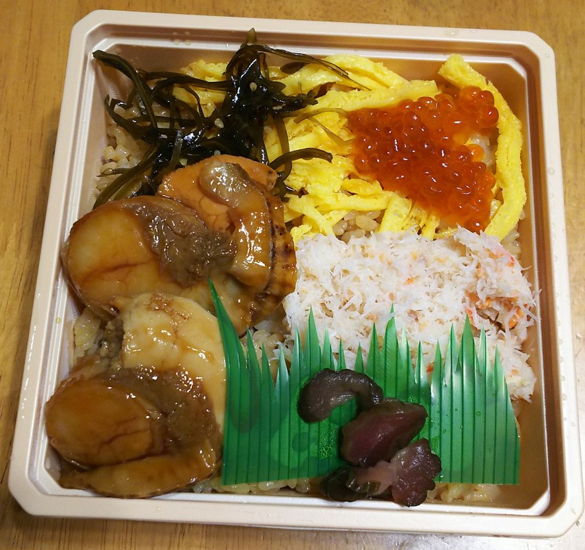 夕飯の海鮮弁当 ホタテ、カニ、...