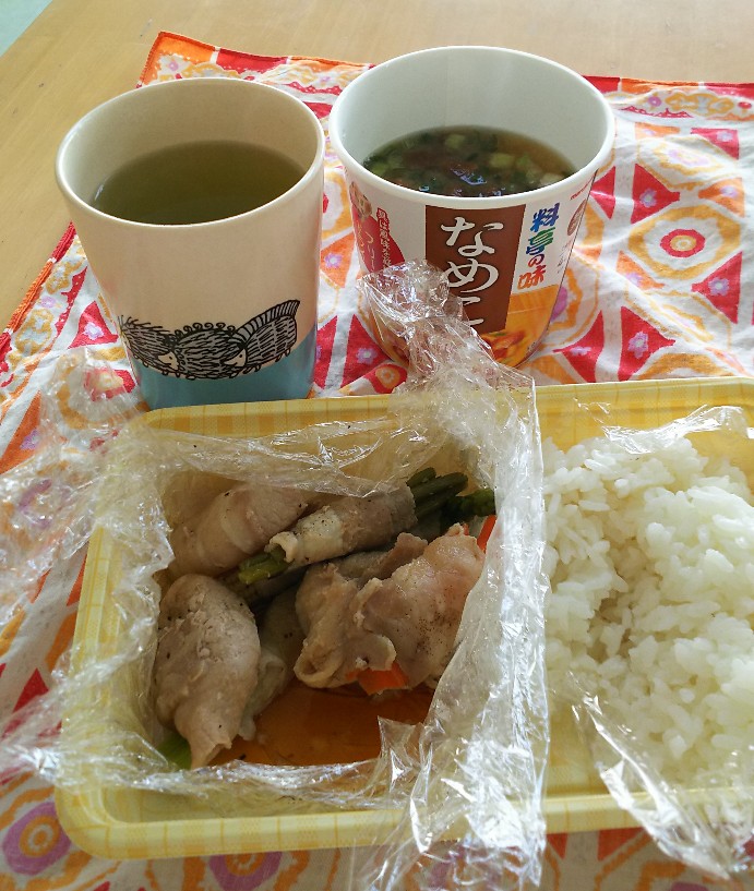 今日のごはん。昼弁当と味噌汁