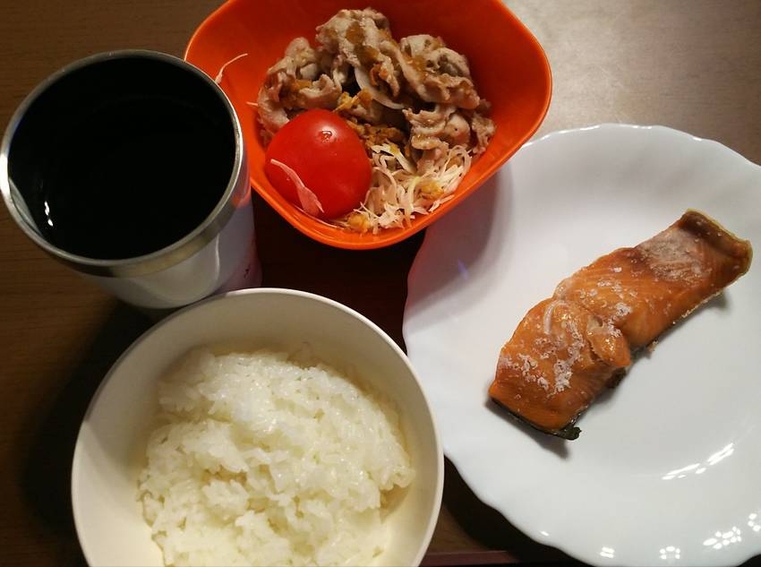 最近のごはん。鮭の塩焼きと豚バ...