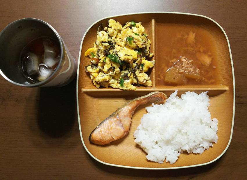 昨日のごはん。夕飯鮭の塩焼き