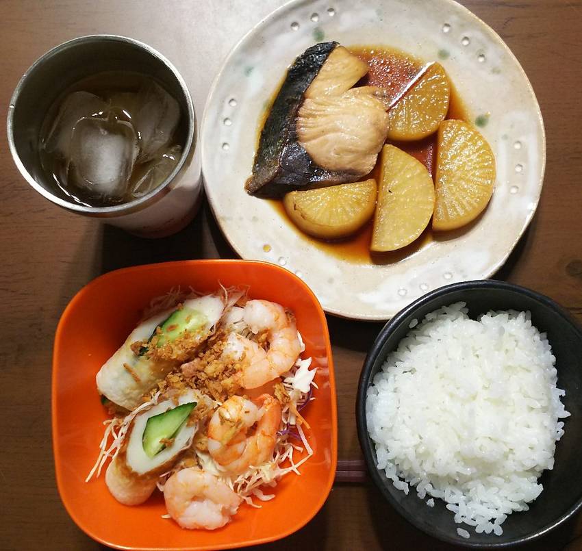 今日のごはん。夕飯ブリ大根とサ...