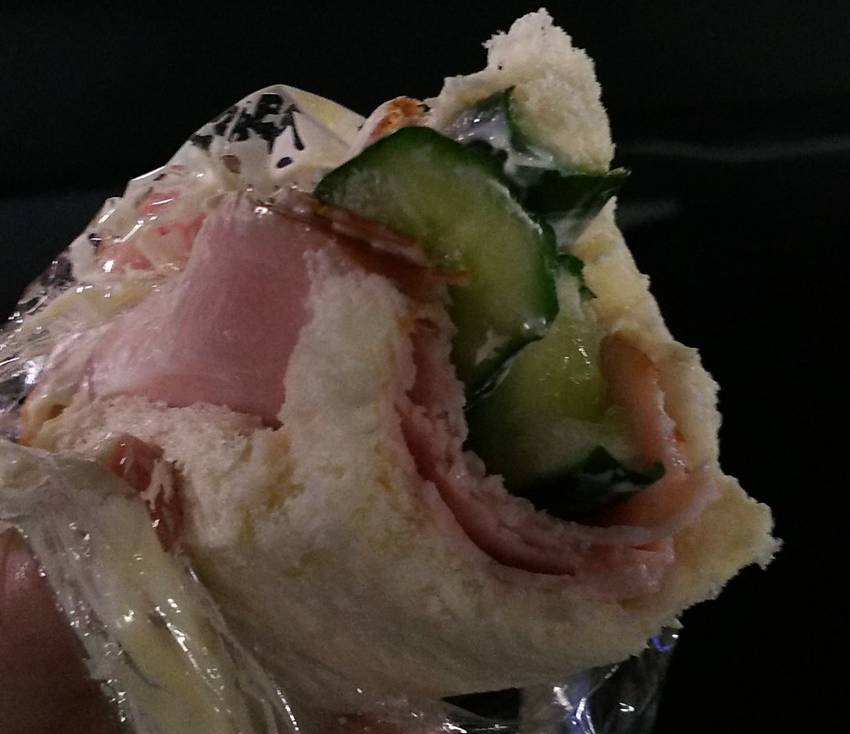 今日のごはん。昼ロールサンドの...