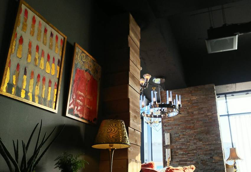 店内はオシャレcafe 個室も...