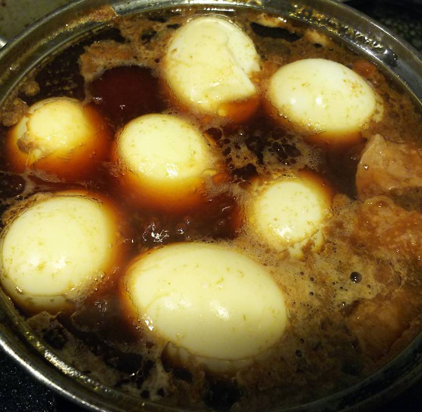 角煮の汁にゆで卵IN 殻むき失...